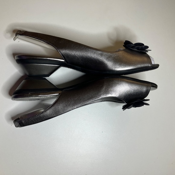 Woman’s Anne Klein iflex slip-on low-heeled Aklesta Sandal. 71/2 Med Pewter New - Picture 6 of 7